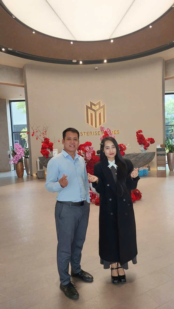 Phạm Tiến Lợi cùng khách hàng tại nhà mẫu Masterise Homes