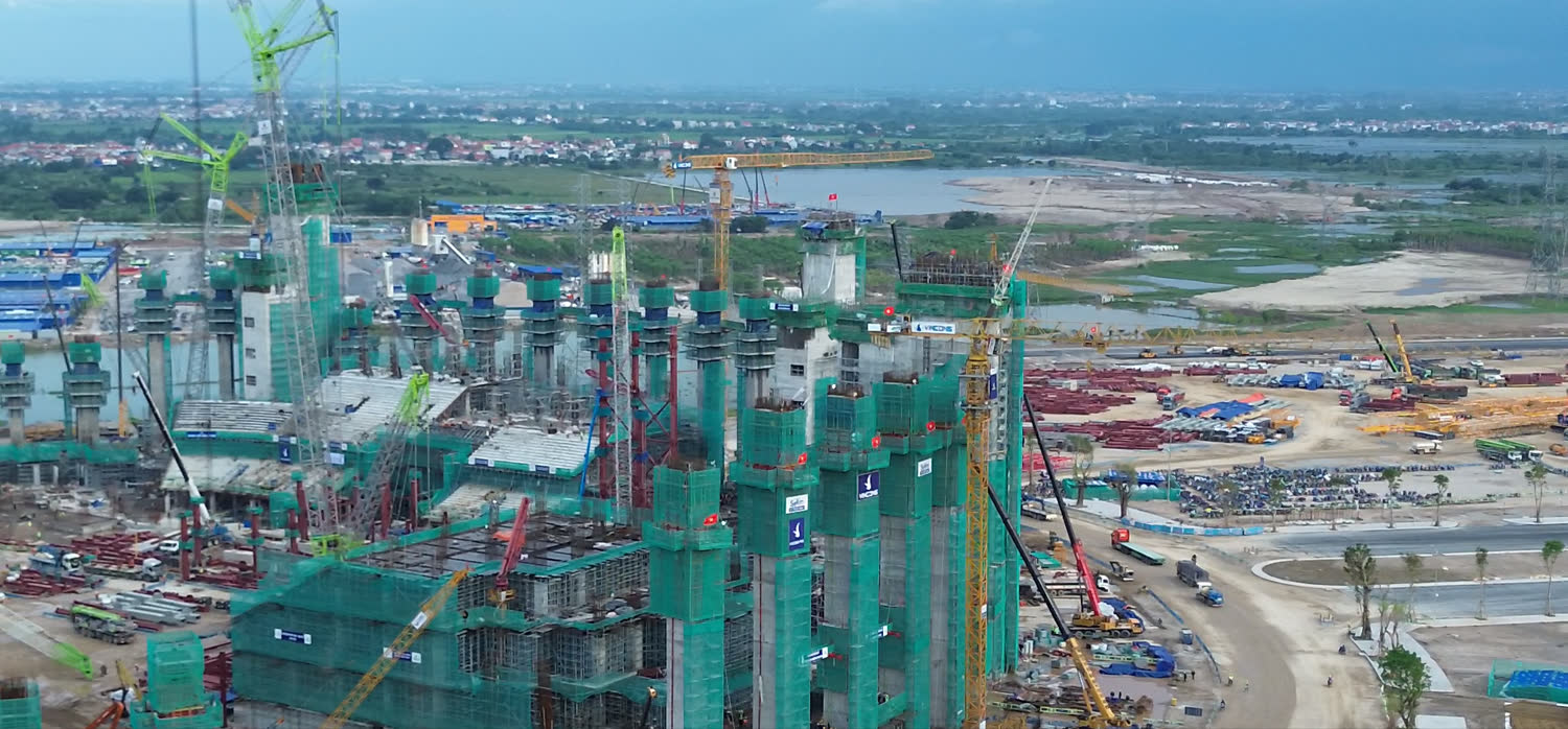 Khán đài sân vận động Trống Đồng đang thi công, phía sau là mặt bằng còn trống