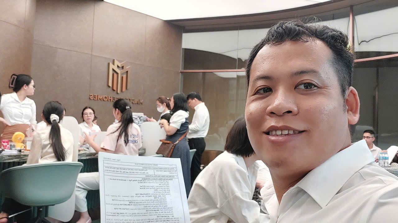 Phạm Tiến Lợi tại phòng bán hàng dự án