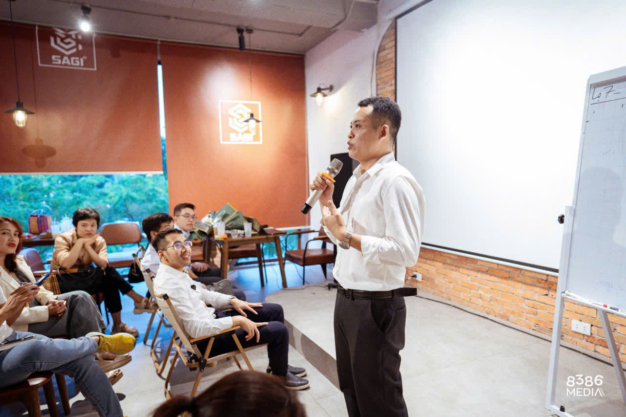 Phạm Tiến Lợi đứng chia sẻ trước nhóm khách hàng