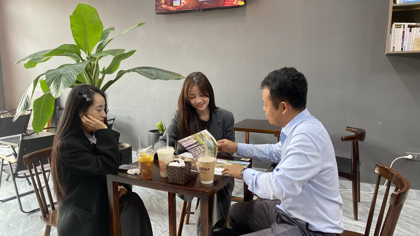 Phạm Tiến Lợi ngồi tư vấn trực tiếp cho khách hàng