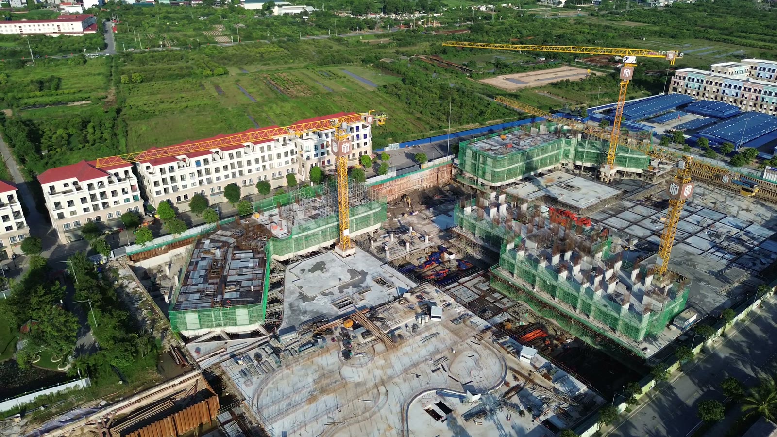 Cận cảnh các toà căn hộ Masteri Grand Coast đang thi công, quây lưới an toàn màu xanh, nhiều cần cẩu tháp Masterise Homes dựng quanh công trường