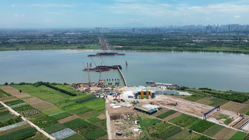 Toàn cảnh cầu Ngọc Hồi đang thi công vượt sông Hồng nhìn từ trên cao, thấy cả hai bờ và đường chân trời Hà Nội phía xa